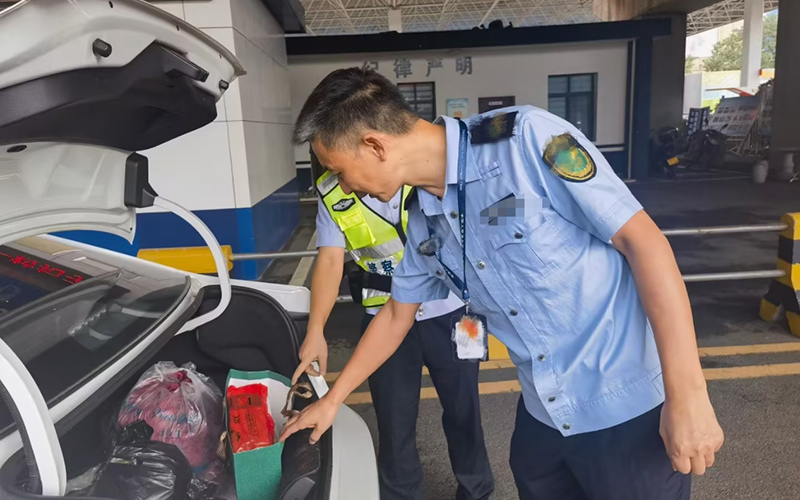 专卖稽查人员在高速卡口检查重点车辆