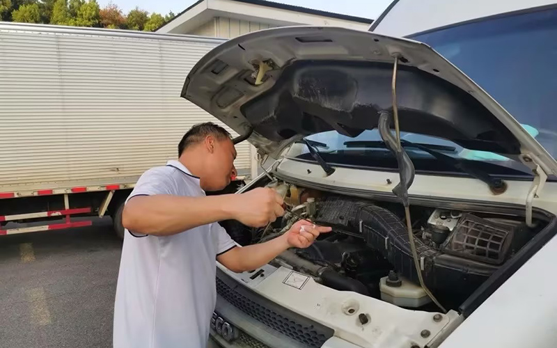 物流中心员工对车辆进行夏季专项“体检”
