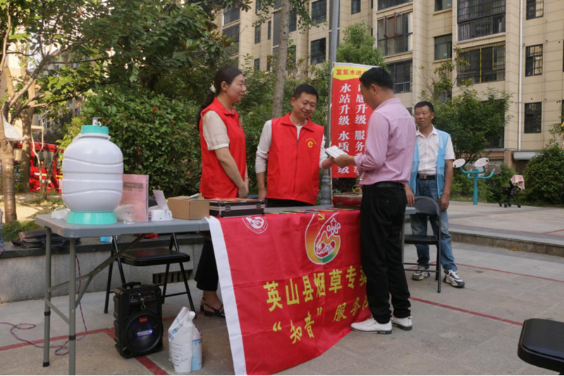 图为黄冈烟草工作人员进社区面向消费者宣传烟草专卖相关法律。