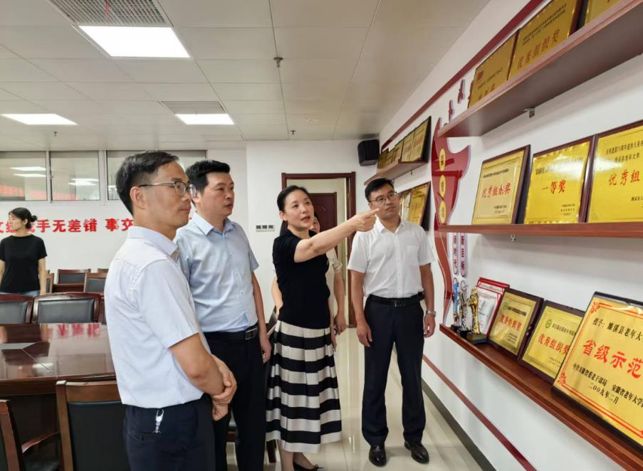调研濉溪县老年大学。张炬摄