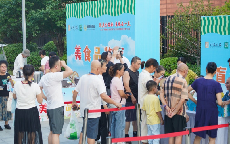 “荆楚粮油”社区推广活动走进武汉市东西湖区地铁时代常青城。