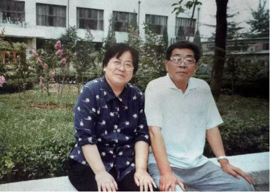 1999骞村忓ぉ锛岄檲浼犳墠銆佸渤鍚岋紝鎽勪簬涓鍥戒汉姘戝ぇ瀛︽牎鍥涓瑙掋備腑鍥戒汉姘戝ぇ瀛︿緵鍥