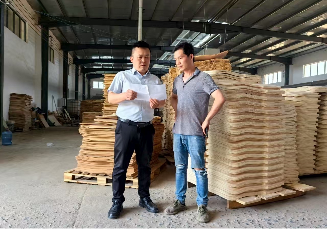 泗县农商行客户经理正在为小微客户解读贷款综合融资成本。