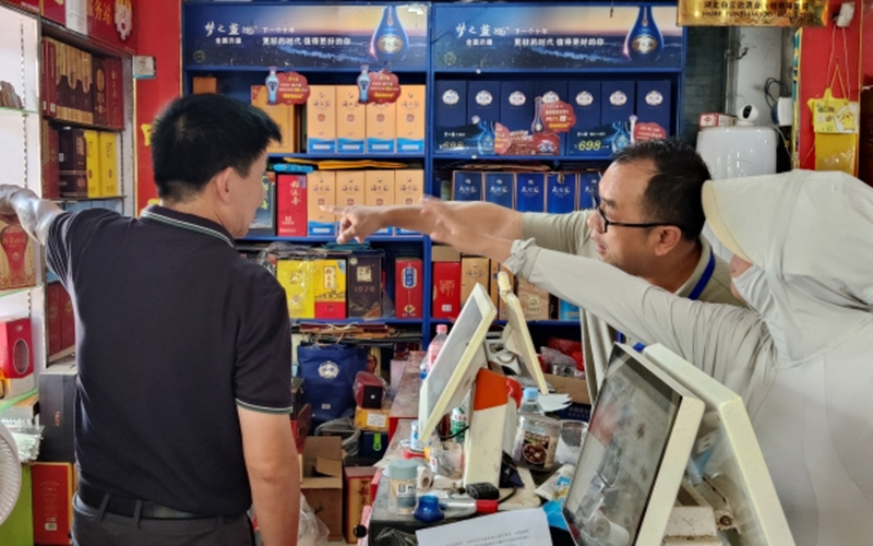 工作人员到店帮助客户完成许可证变更