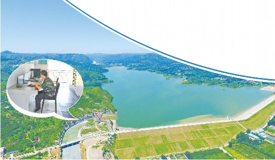　　大图：黑虎山水库鸟瞰图。小图：黑虎山水库溢洪闸中控室内，工作人员监测水库重点区域。