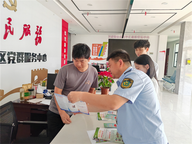 与执法人员一同进社区开展普法活动。