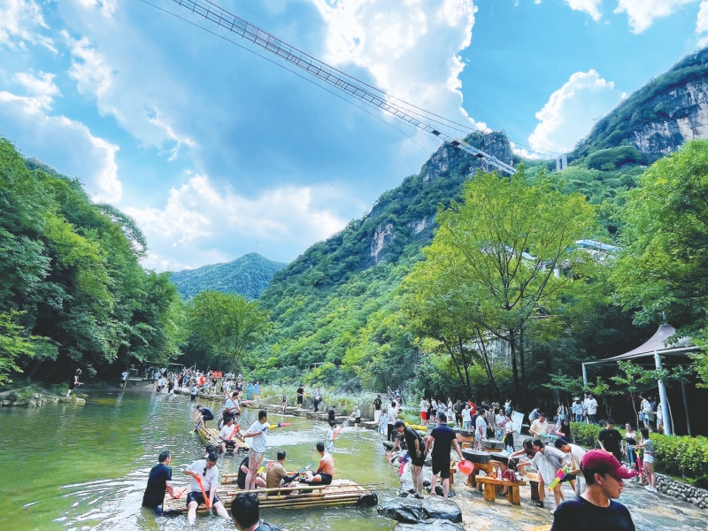 图为郧西县五龙河景区人流如潮。肖燕摄