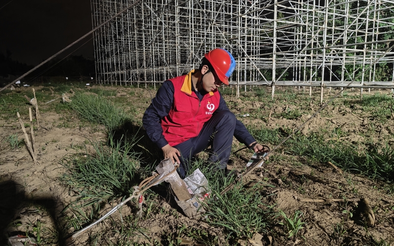 近日，湖北汉川电厂四期500千伏送出工程项目副经理余帮节检查跨越架拉线锚固情况。