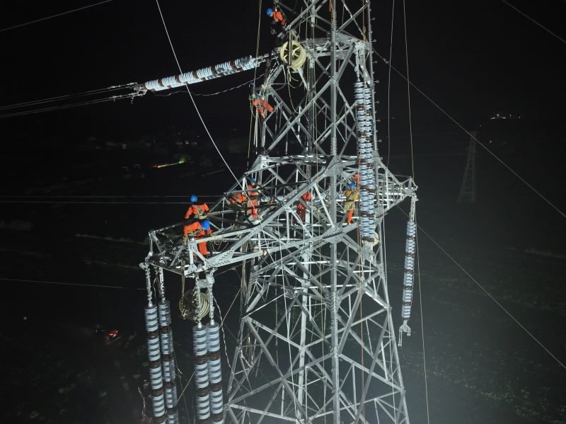 近日夜间，湖北汉川电厂四期500千伏送出工程，湖北送变电公司跨越沪汉蓉高铁跨越架封网作业。