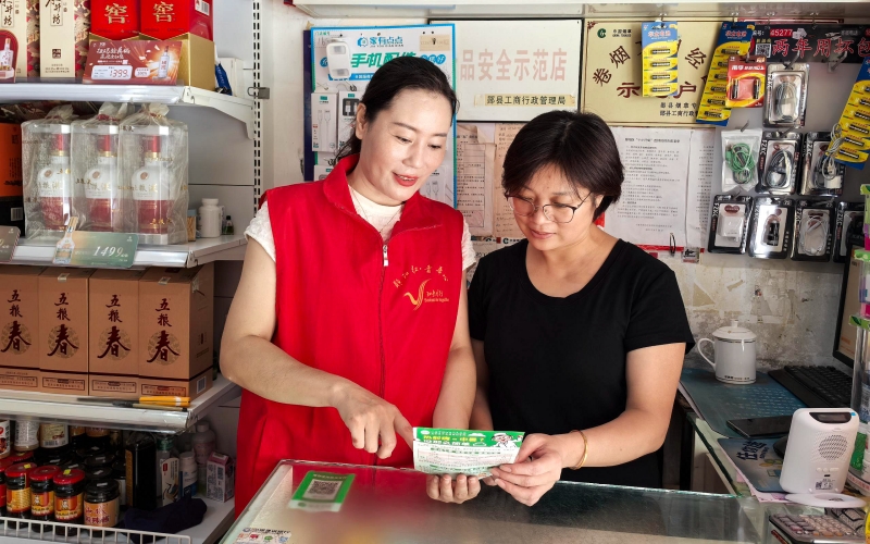 志愿者到零售客户店中开展防热射病宣传。陈光霞摄