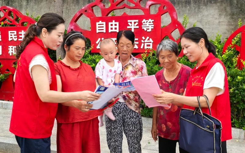 志愿者们向广场群众讲解夏季用电安全。赵丽摄