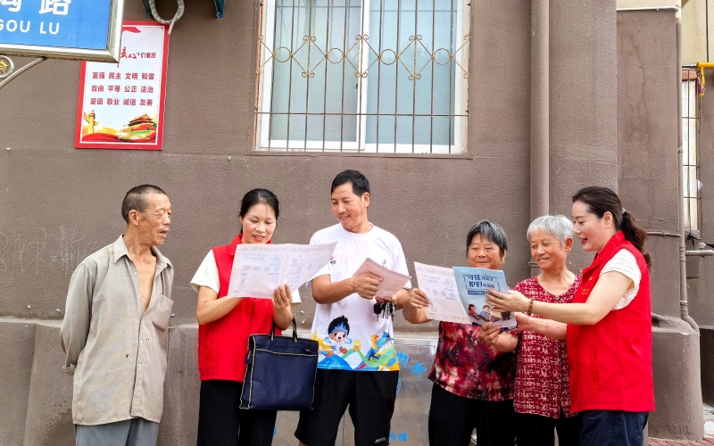 志愿者向居民们讲解如何守护好财产安全。赵丽摄