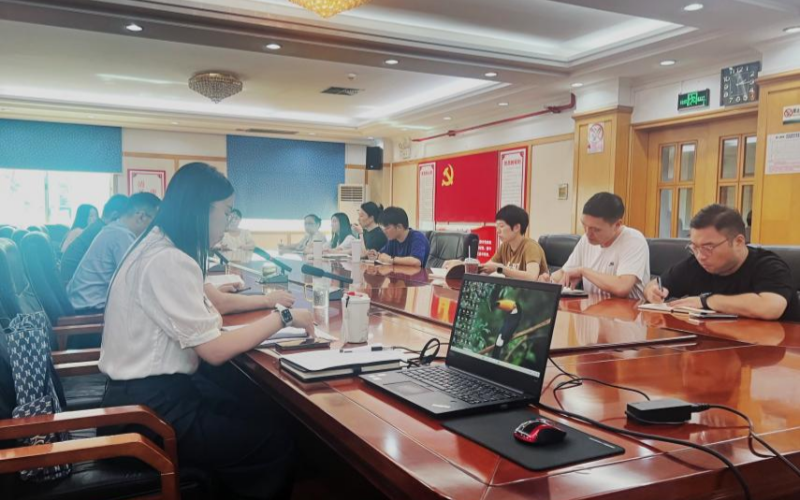青山烟草青年员工座谈会上，青年员工们纷纷积极发声各抒己见。代畅摄
