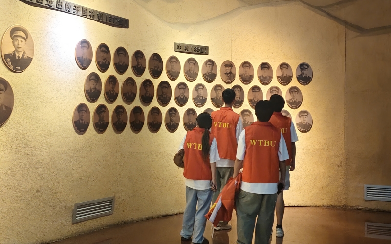 队员参观烈士肖像。