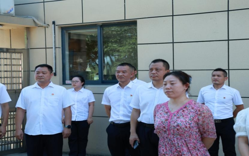 与会干部职工及家属参观“清廉部所队”建设场景。
