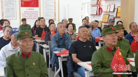 银川市兴庆区退伍老兵及社区居民观看阅兵式。 兴庆区融媒体中心供图
