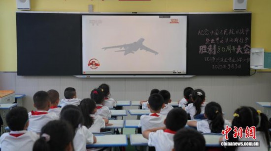 景岳小学学生观看阅兵式。 兴庆区融媒体中心供图
