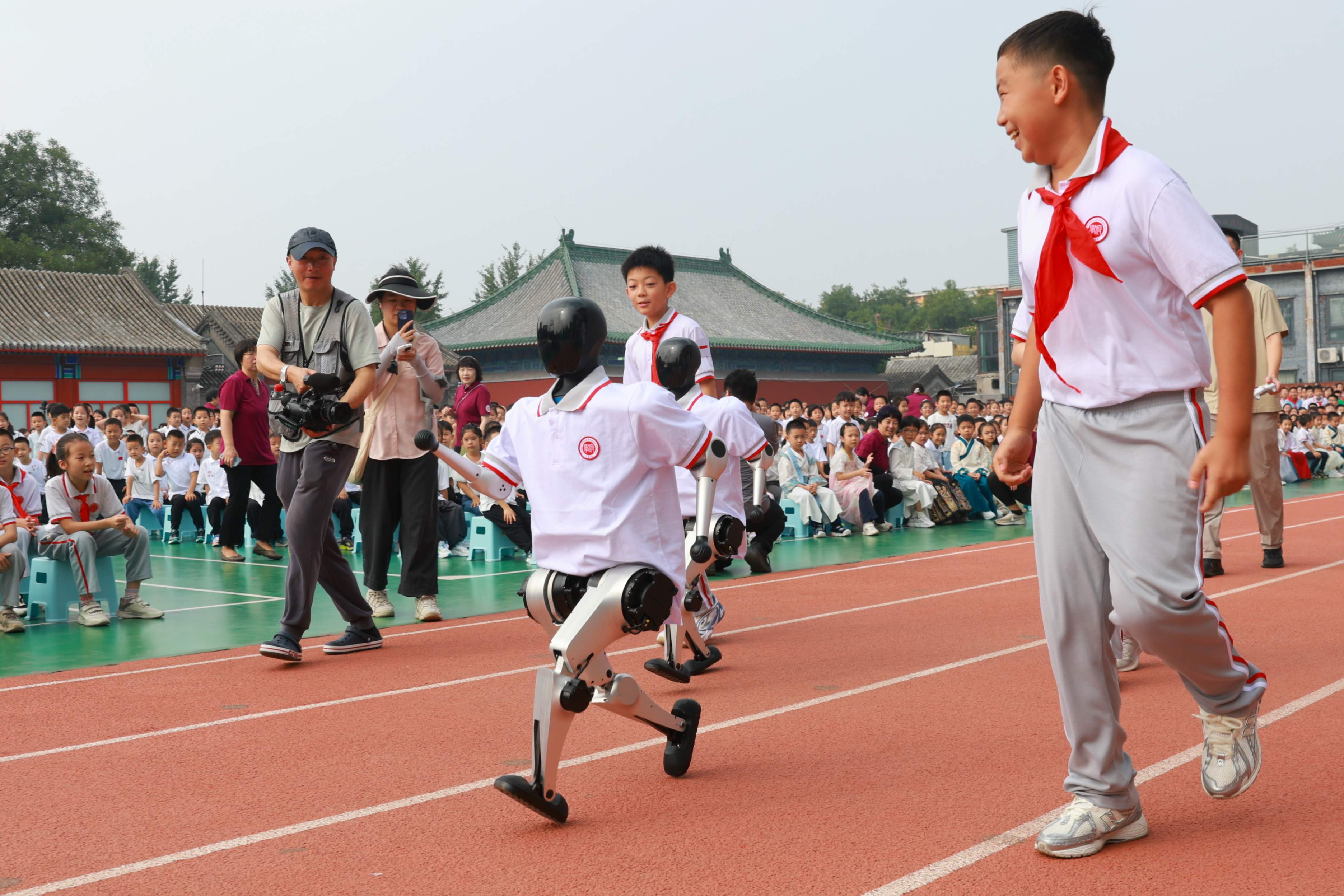 人形机器人与师生互动。校方供图