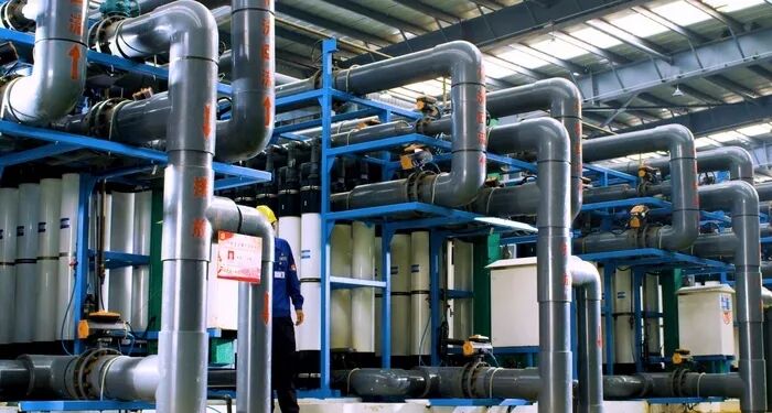 纯碱厂盐水车间纳滤工序员工进行细致巡检