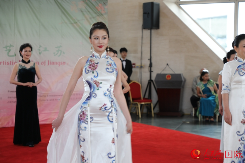 3銆佸綋澶╃殑娲诲姩涓婅繘琛屼簡鏃楄嶈蛋绉琛ㄦ紨涓庢枃鑹烘紨鍑恒 浜烘皯缃戣拌 鏉庡織浼熸憚_鍓鏈