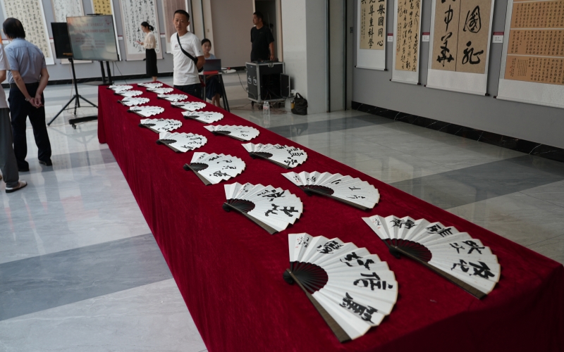湖北咸安举办书画摄影作品展。