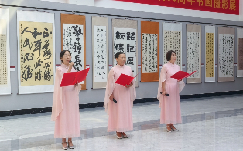 湖北咸安举办书画摄影作品展。