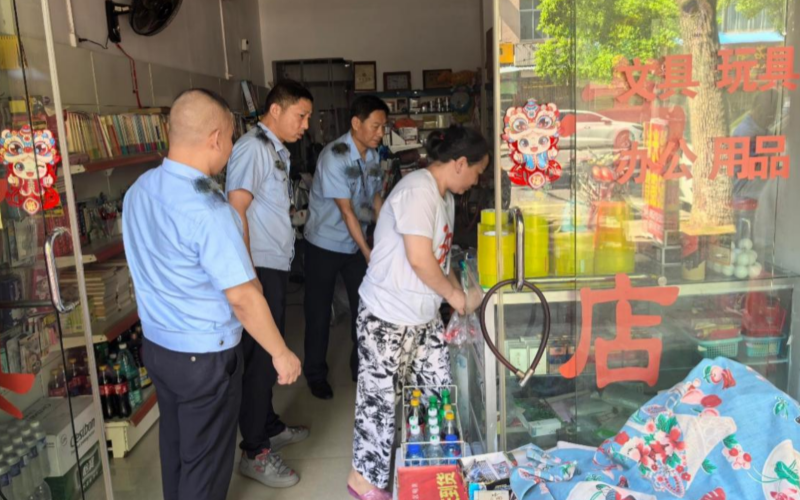 专卖管理员进行市场检查。