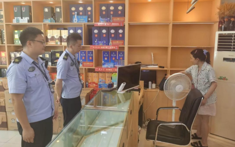 专卖管理员进行市场检查。