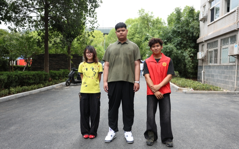 2米新生和学校志愿者合影。
