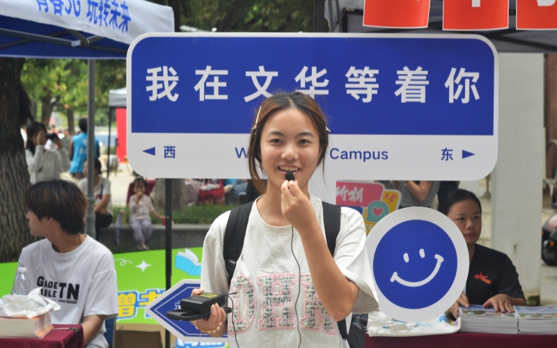 新生报到接受采访。王昕摄