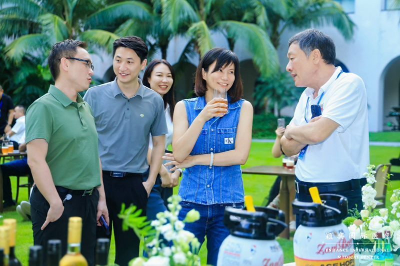 与会嘉宾在会议间隙交流。主办方供图