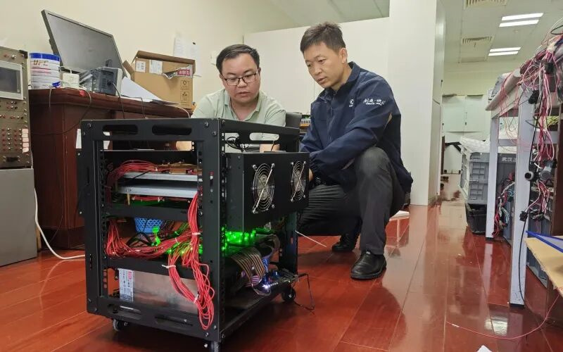 东风跃迁班学生（左）和企业导师在实验室里