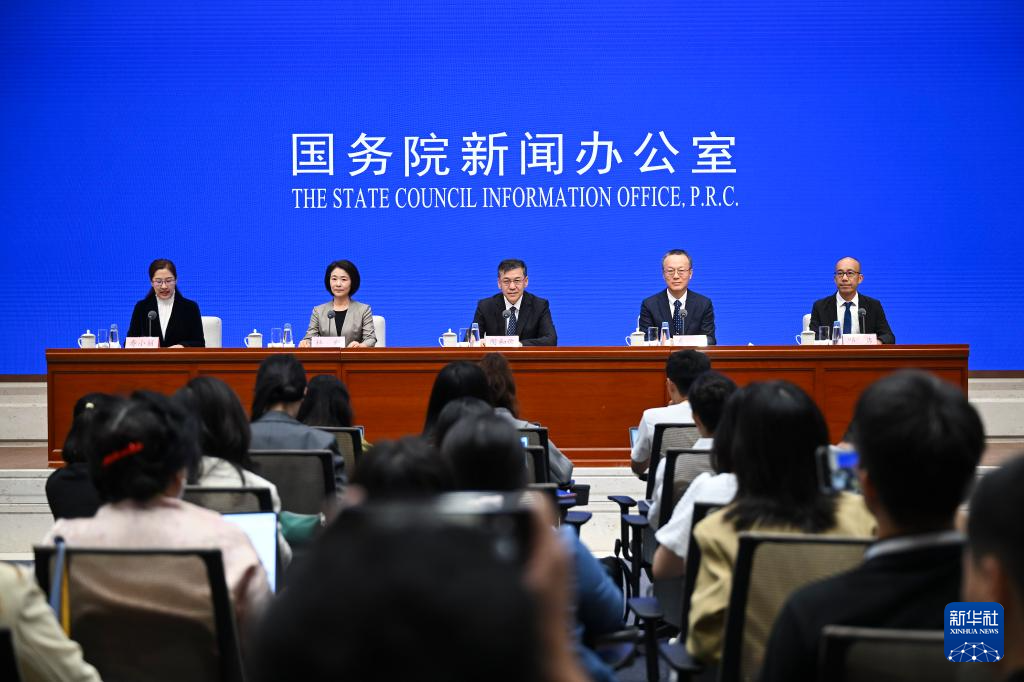9月18日，国务院新闻办公室在北京举行“高质量完成‘十四五’规划”系列主题新闻发布会，科技部部长阴和俊、科技部副部长龙腾、科技部副部长林新、科技部副部长邱勇介绍“十四五”时期科技创新发展成就，并答记者问。新华社记者 陈晔华 摄