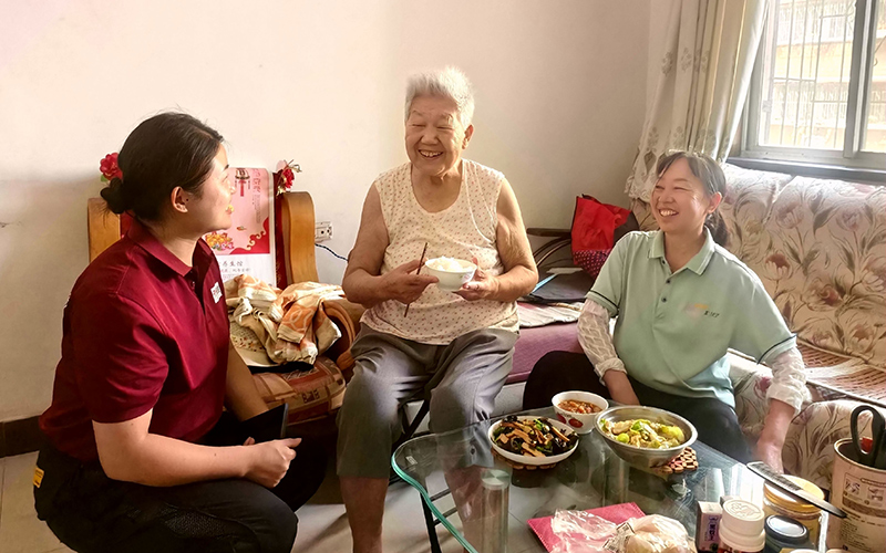 独居老人在“铁家政”陪伴下享用午餐。