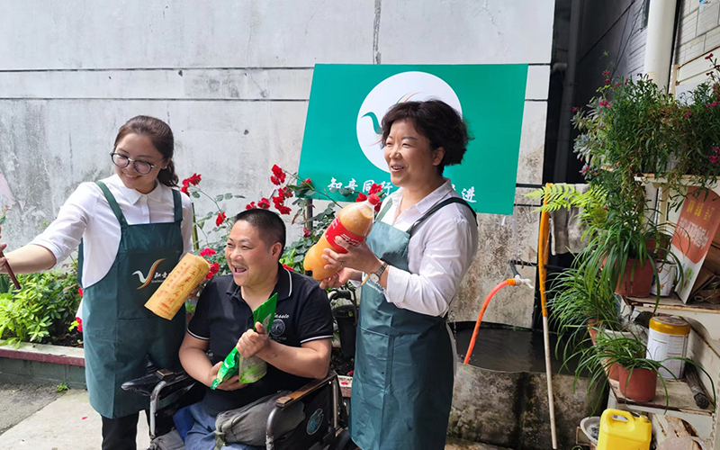 客户经理指导方家红（中）录制抖音。