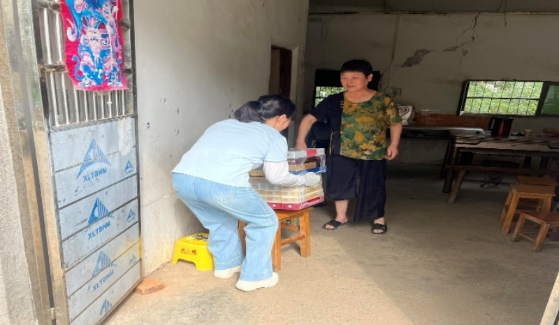 送货人员将货件送到零售客户手中