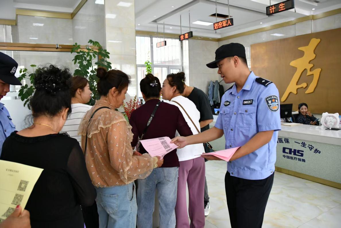 民警深入社区发放宣传单。穆棱市委宣传部供图