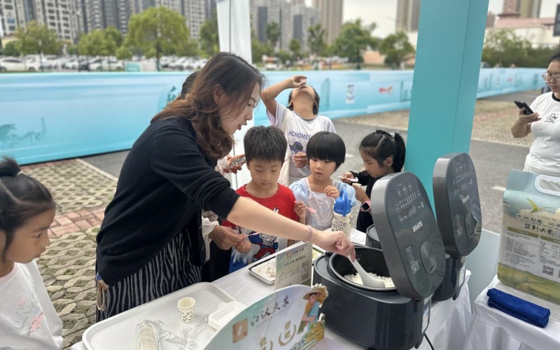 刚出锅的江汉大米吸引市民尝鲜