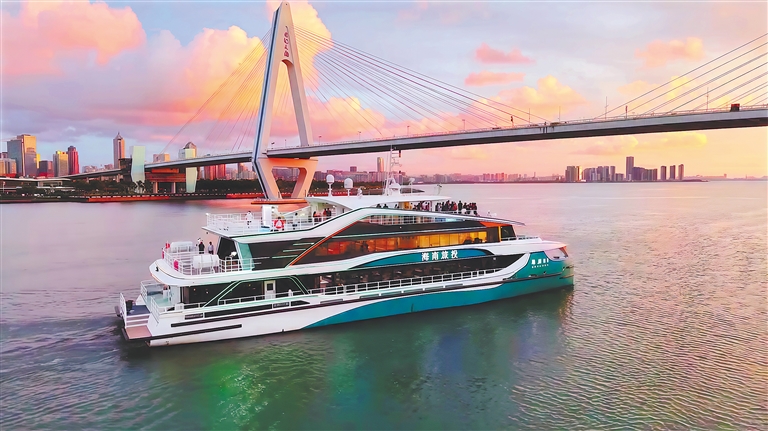 在海口湾海域行驶的海旅游船。海南旅投供图