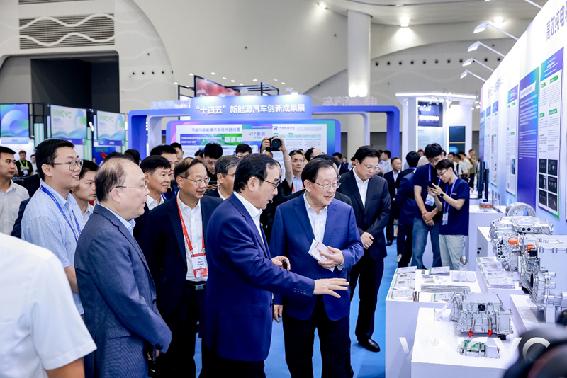 2025世界新能源汽车大会期间，与会嘉宾参观新能源汽车创新成果展。主办方供图